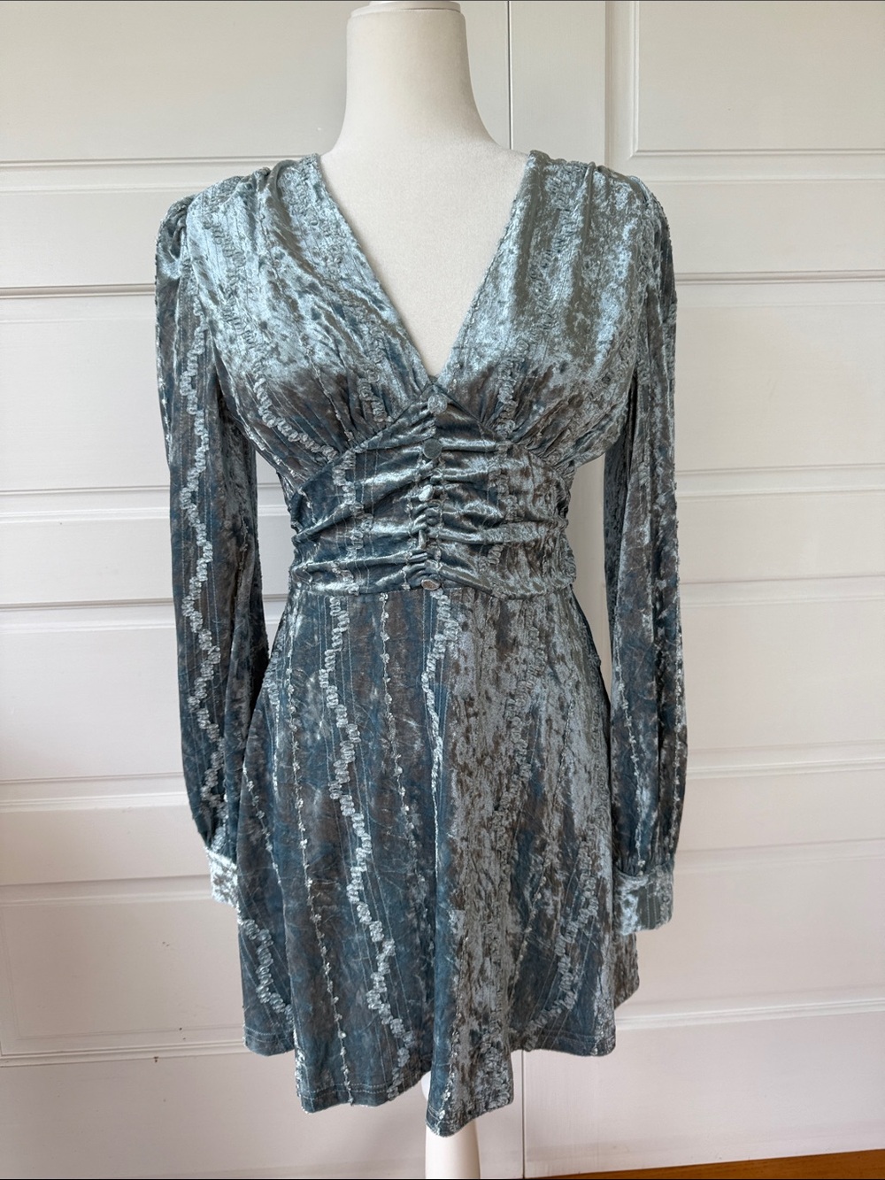 Cider Crushed Velvet Ruched V-Neck Long-Sleeve Dress sz small